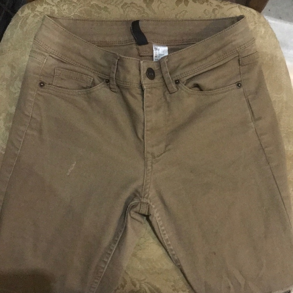 Ripped khaki’s (jeans)